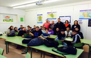 IES LArboç. Joan Sans i Alfons Ribas acompanyats del personal docent de lAjuntament de Calafell i dels alumnes de 4t de ESO 