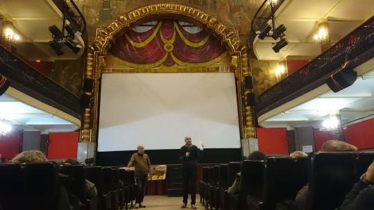 Ajuntament de Sitges. Joaquim Domínguez, membre del Cineclub Sitges; i Ferran Sánchez, professor d'història de l'IES Vinyet, fent la introducció abans