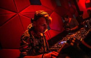 EIX. John Jacobsen, un DJ vilafranquí a lelit internacional