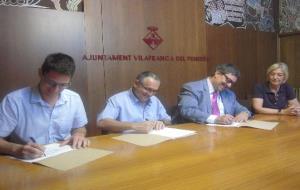 Josep Maria Recasens (a la dreta de la imatge) en la signatura del conveni a Vilafranca del Penedès