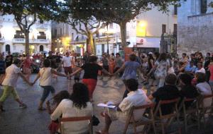 Òmmium. La ballada al carrer de Vilafranca anuncia els actes de la Diada d'Òmmium