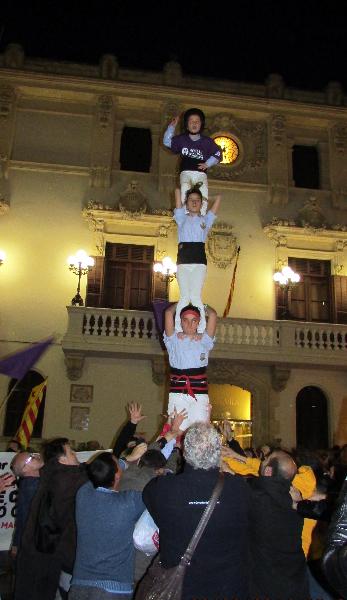 Jove de Vilafranca. La Colla Jove fa un pilar de 4 femení en suport dels drets de les dones