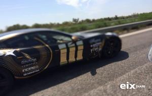 La cursa de cotxes de luxe Gumball 3000 creua el Penedès