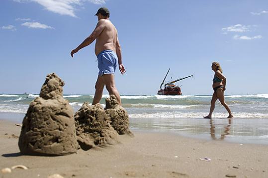 Carles Castro. La draga a la platja de Sant Sebastià