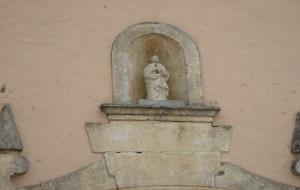Ajuntament d'Olèrdola. La imatge de sant Pere ja llueix en la façana de lesglésia de Sant Pere Molanta
