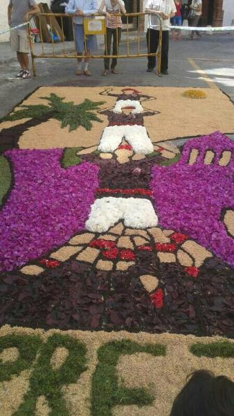 Jove de Sitges. La Jove de Sitges va participar en la diada de Corpus on més de 50 castellers i castelleres van confeccionar una catifa floral