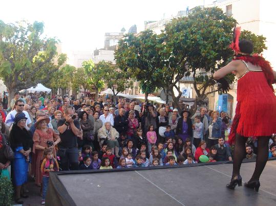 Ajuntament de l'Arboç. La marató de teatre dèpoca al carrer en la II edició de la Fira Modernista del Penedès 