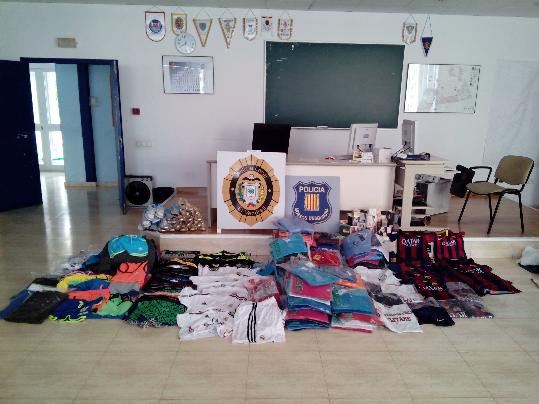 Ajuntament del Vendrell. La policia comissa al Vendrell productes valorats en 7.500 euros destinats al top manta