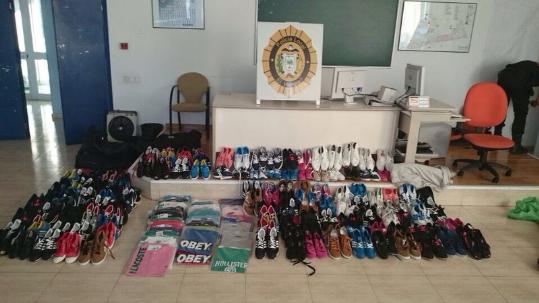 Ajuntament del Vendrell. La Policia Municipal comissa productes valorats en 5.000 euros destinats al top manta