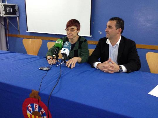CF Vilanova. La regidora d'Esports de l'Ajuntament i el president del CF Vilanova durant la compareixença de premsa