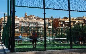 Ajuntament de Gelida. La zona esportiva de Gelida s'amplia amb la tercera pista de pàdel