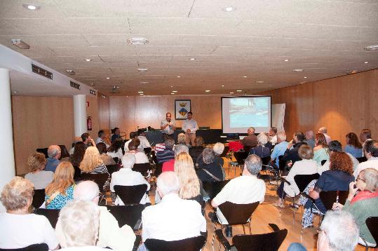 Ajuntament de Calafell. LAjuntament de Calafell es reuneix amb els veïns del Passeig Marítim per explicar-los el desenvolupament de les 2 últimes fas