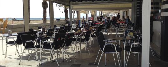 Ajuntament de Calafell. LAjuntament de Calafell estableix una nova normativa que regula locupació de terrasses al Passeig Marítim de Calafell Platja