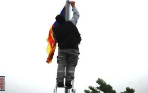ANC. LAjuntament de Gelida retira estelades dels carrers de Gelida