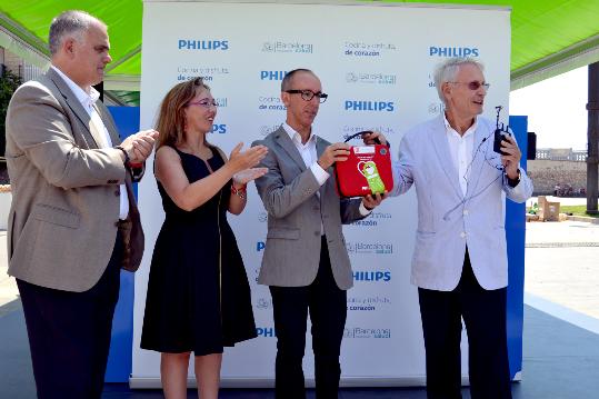 Ajuntament de Sitges. LAjuntament de Sitges rep un desfibrillador semiautomàtic de la mà de la Asociación España Salud, collaboradora de lempresa 