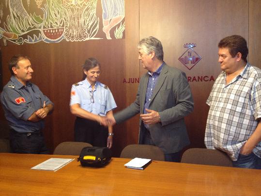 Ajuntament de Vilafranca. LAjuntament de Vilafranca lliura al parc de Bombers de la ciutat un aparell desfibril·lador