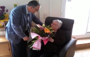 Ajuntament de Vilafranca. LAlcalde de Vilafranca felicita una àvia centenària