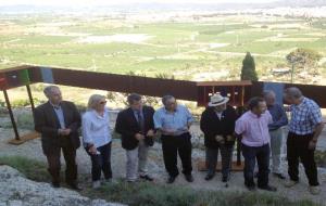 Ajuntament de Vilafranca. Lalcalde inaugura el mirador Miravinya Postals de Vilafranca 