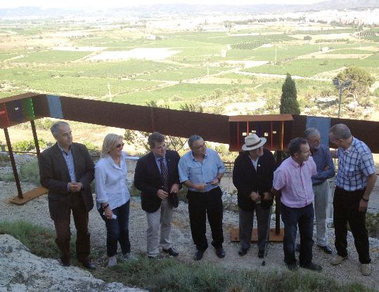 Ajuntament de Vilafranca. Lalcalde inaugura el mirador Miravinya Postals de Vilafranca 