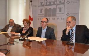 Ajuntament de Sitges. LAlcalde, Miquel Forns, amb els portaveus del Govern, Vinyet Lluis, Lluís Marcé i Jordi Mas, ha anunciat la rebaixa dimpostos