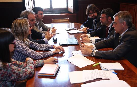 Ajuntament de Cunit. L'alcaldessa de Cunit, Montserrat Carreras i l'alcalde de Calafell, Joan Olivella amb el conseller de Territori, Santi Vila