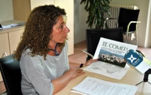 Ajt Sant Pere de Ribes. Lalcaldessa de Sant Pere de Ribes, Anna Gabaldà, amb el nou butlletí