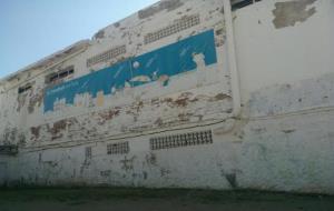 L'edifici que alberga l'antiga piscina coberta