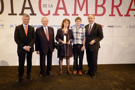 Cambra de Comerç. Lempresa Casa Gil rep el guardó de la Cambra com a reconeixement a la seva trajectòria