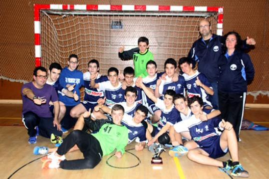 Eix. L'equip cadet masculí guanyador del Torneig de Sant Pau