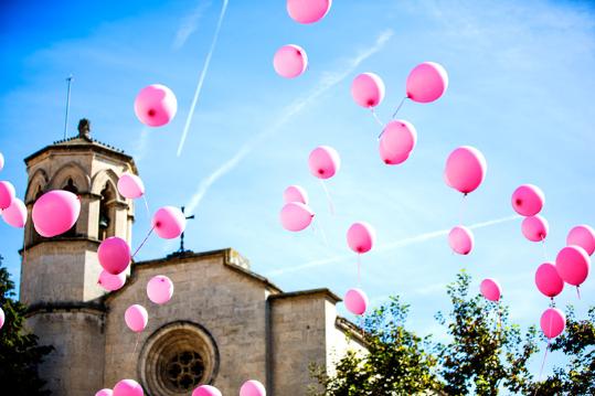 Mingo Girona. Les dones de Ginesta omplen Vilafranca de colors i reivindicació en la lluita contra el càncer de mama
