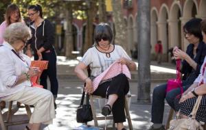 Les dones de Ginesta omplen Vilafranca de colors i reivindicació en la lluita contra el càncer de mama