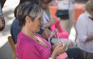 Les dones de Ginesta omplen Vilafranca de colors i reivindicació en la lluita contra el càncer de mama