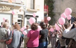 Les dones de Ginesta omplen Vilafranca de colors i reivindicació en la lluita contra el càncer de mama
