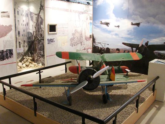 Sta Margarida  els Monjos. Les maquetes d'avions de la Guerra Civil dels Monjos, al Saló del Còmic