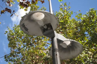 Ajuntament de Vilanova. Les noves llumeneres de la rambla aprofiten part de la instal·lació i incorporen tecnologia actual