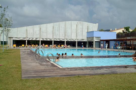 Ajt Sant Pere de Ribes. Les piscines exteriors de Sant Pere de Ribes obren les portes dissabte