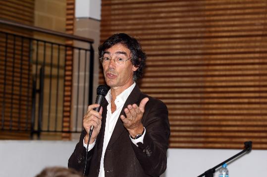 Ajt Sant Sadurní d'Anoia. L'exjugador del Barça Josep Moratalla convida els joves de Sant Sadurní a educar-se en l'esport