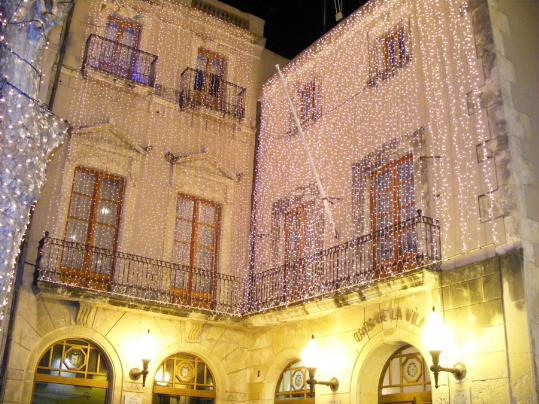 Eix. Llums de nadal a l'Ajuntament del Vendrell