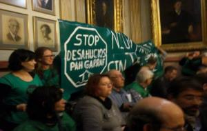 PAH Garraf. Membres de la Plataforma dels Afectats per la Hipoteca al ple de Vilanova