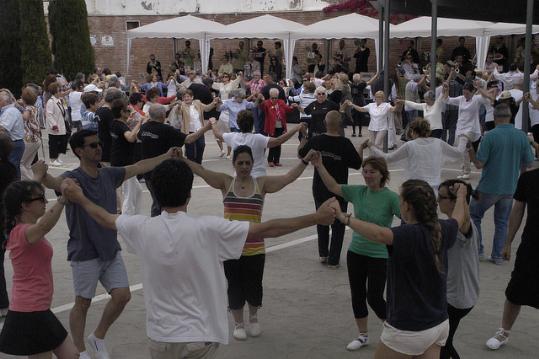 Ajuntament de Sitges. Més de 400 sardanistes participen a Sitges en lAplec de la Sardana