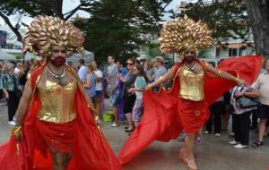 Milers de persones omplen la rua del Sitges Gay Pride