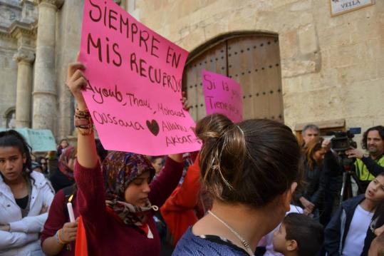 Eix. Minut de silencia a la Plaça Vella
