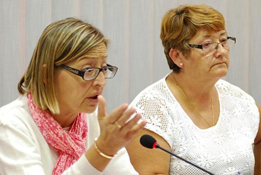 Eix. Mònica Miquel i Maria Lluïsa Romero a l'últim ple de Cubelles