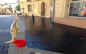 Obres al carrer Major de Gelida per eliminar el lliscament de les rajoles