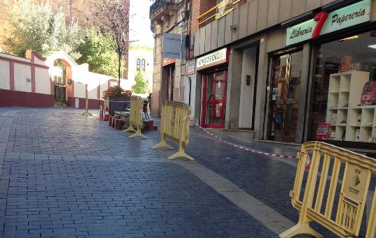 Ajuntament de Gelida. Obres al carrer Major de Gelida per eliminar el lliscament de les rajoles