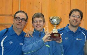 Eix. Pere Blanco, Roger Blanco i Jordi Cepero amb el trofeu