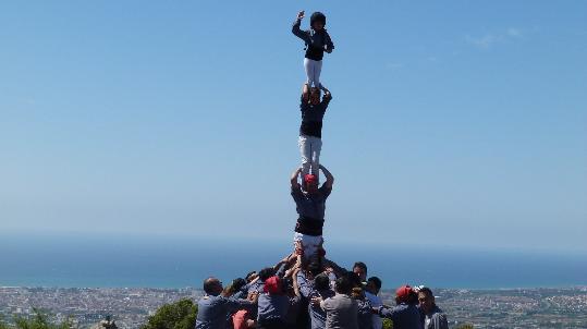 Castellers de Roquetes. Pilar de quatre al cim del Montgrós dels Castellers de Roquetes