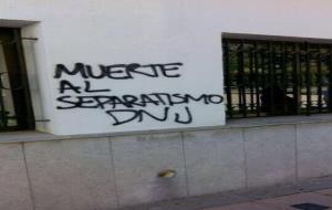 Ajuntament de Cunit. Pinten la façana de l'Ajuntament de Cunit amb amenaces contra el 'separatisme'