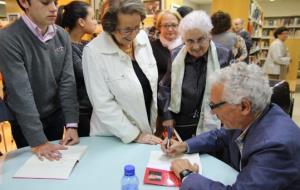Ajt Sant Sadurní d'Anoia. Ple a la Biblioteca per escoltar el Jutge Santiago Vidal presentant el seu nou llibre