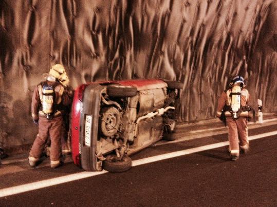 Generalitat de Catalunya. Posen a prova la seguretat amb un simulacre d'accident nocturn al túnel de la C-32 a Calafell